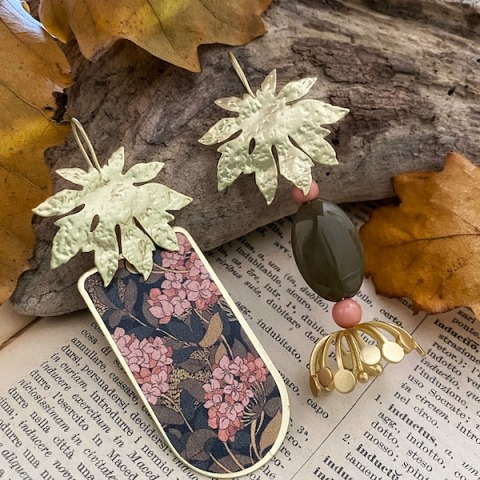 Lunghi orecchini asimmetrici "Riflessi rosa nel sottobosco"